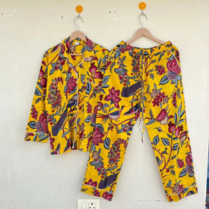 ชุดนอนผ้าซาตินสามชิ้นสำหรับผู้หญิง ลายเสือดาว เอวยางยืด ผ้าไหมน้ำแข็ง เซ็กซี่และสวมใส่สบายสำหรับฤดูใบไม้ผลิและฤดูใบไม้ร่วง - Product Image 1