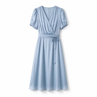 Robe en Lyocell Bleue à Col en V pour Femme, Nouveau Style, Coupe Ajustée et Fluide avec Ceinture à Nouer, Vente en Gros Usine, Marque Privée Disponible