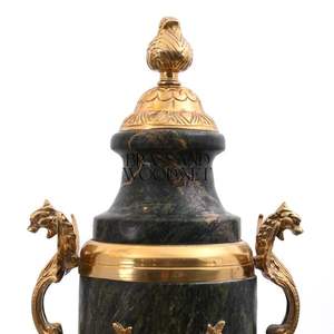 Ensemble de vase et piédestal en marbre vert foncé de luxe avec des accents en laiton doré orné - Product Image 5