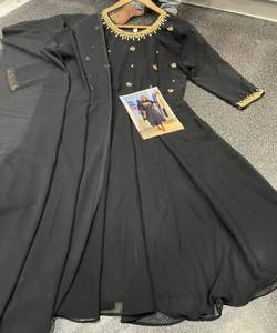 Très beau et fabuleux Party Wear Net Top Sharara Set avec broderie florale élégante vente en gros surat cousu ready-made - Product Image 6