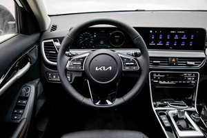 Casi nuevo, precio asequible, 2025, Blanco K - Seltos Premium 1.5L FWD SUV Automático, Cuero, Techo Panorámico, Listo para enviar - Product Image 2