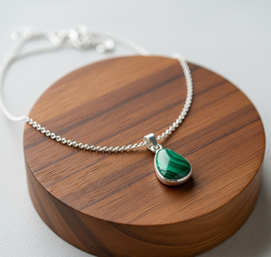 Vente en gros de chaîne délicate en argent sterling 925 pendentif bohème en malachite naturelle en forme de goutte ovale pendentifs de mode en cristal de guérison - Product Image 5