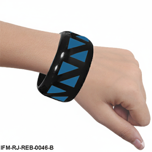 Bracelet manchette audacieux et contemporain en résine géométrique moderne avec incrustation triangulaire noire et bleue pour femme - Product Image 3