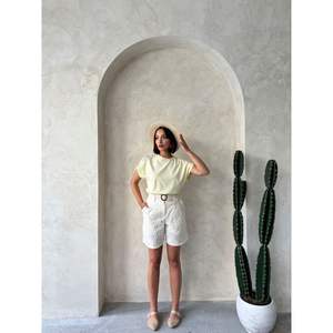 Camiseta amarilla con hombros descubiertos para mujer - Product Image 3