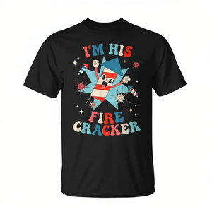Camiseta de fiesta del 4 de julio para parejas, con estampado digital, manga corta, cuello redondo, unisex, para adultos, con la frase 'I'm His Firecracker' - Product Image 2
