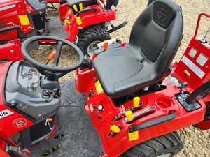 รถแทรกเตอร์ล้อยาง Massey Ferguson GC1723EB 70 แรงม้า ปี 2023 สภาพใหม่/มือสอง พร้อมเครื่องยนต์ เกียร์ ปั๊ม และชุดตักดินด้านหน้า - Product Image 3