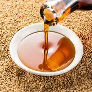 Huile de sésame naturelle en gros pour l'exportation, huile de sésame torréfiée pure, huile de sésame non raffinée de haute qualité pour trempage, friture et salades - Product Image 1