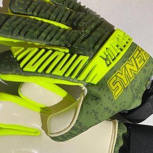 Guantes de portero de fútbol impresos por sublimación hechos a medida, agarre de látex antideslizante con muñequera ajustable y función de corte negativo - Product Image 5