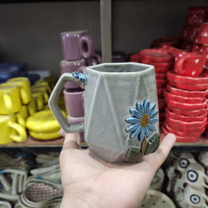 Tasse à café en céramique fabriquée à la main Green Route forme hexagonale avec fleur bleue en relief tasse à café faite à la main pour les boissons chaudes et froides - Product Image 3