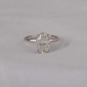 Bague de fiançailles plaquée or blanc massif 18 carats, style classique de luxe, sertissage clos, diamant de laboratoire taille ovale, certifié IGI - Product Image 1