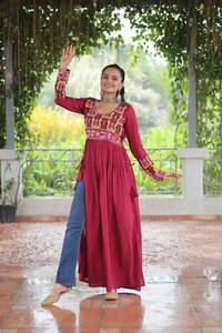 ชุดคอลเลกชั่นผ้าไหมเรยอนสีแดงดีไซน์เนอร์ชุดปาร์ตี้สำหรับผู้หญิงสวย - Product Image 4