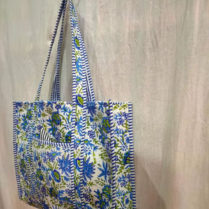 Sac fourre-tout fait à la main 100% coton pour femmes imprimé floral sac à bandoulière à la mode et à la mode avec fermeture à glissière pour une utilisation toute l'année - Product Image 1