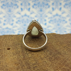 Authentique bague bohème en pierre de lune arc-en-ciel en argent sterling 925 serti de lunette artisanale en forme de larme pour les mariages - Product Image 2