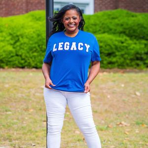 Camiseta Royal Blue Legacy Sorority con letras blancas en negrita, camiseta informal de algodón suave para el uso diario de la vida griega - Product Image 1