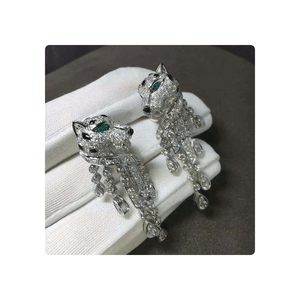 Pendientes de diamantes reales hechos en Panther con estilo, oro blanco de 14kt para niñas, colección de ropa de fiesta disponible para la venta - Product Image 3