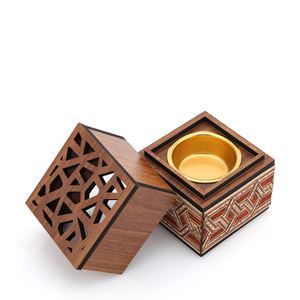 Quemador de Incienso de Madera Artesanal con Incrustaciones de Latón, Laterales Tallados con Patrón Geométrico en Zigzag, para Uso en el Hogar del Golfo - Product Image 1