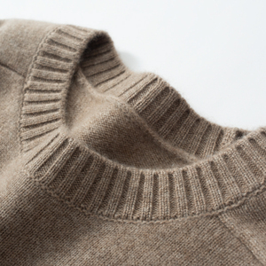 เสื้อสเวตเตอร์ผู้หญิงแบบคอวี ระบายอากาศได้ดี ป้องกันรอยยับ ผลิตตามสั่ง ขายส่ง รับผลิตแบบ OEM สี ขนาด โลโก้ ปรับแต่งได้ คุณภาพพรีเมียม - Product Image 3