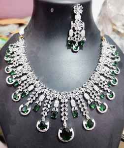 ชุดสร้อยคอคริสตัลทรงหยดน้ำสีเขียวมรกตสุดหรูและต่างหูแบบห้อย ทำจากคริสตัลทรงหยดน้ำสีเขียวมรกตที่มีความเข้มข้น - Product Image 3