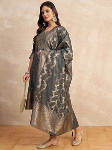 Elegante Conjunto de Kurti y Pantalón de Seda para Fiesta con Cuello con Bordado, Tela de Seda, Dupatta Jacquard Estampada y Pantalón con Encaje - Product Image 5