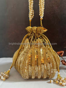 Sac de soirée élégant en tissu doré orné de perles, avec fermeture à cordon faite à la main, idéal pour les soirées et mariages haut de gamme - Product Image 2