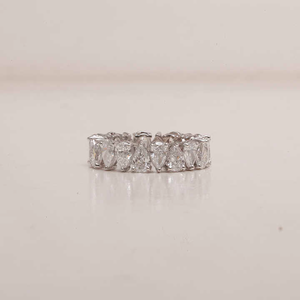 Bague de mariage éternelle en diamant de laboratoire taille poire North South, certifiée sans conflit - Product Image 5