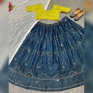 Magnifique ensemble Lehenga-Choli en satin de soie malais, robe prête à l'emploi brodée Lehenga Choli de créateur indien - Product Image 6