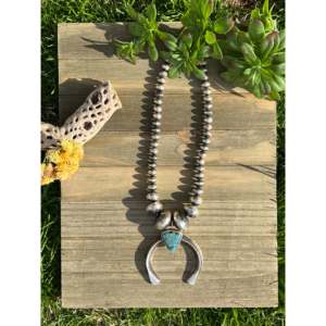 Collier Azelia Lewis Squash Blossom en turquoise et moissanite avec chaîne à maillons motif « Montagne Orageuse » en argent sterling - Product Image 1