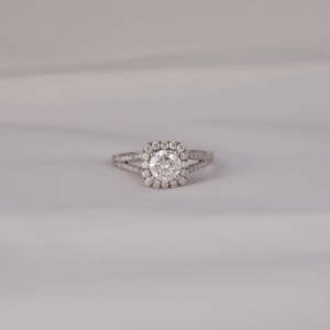 Anillo de compromiso de oro sólido de 18KT para mujer de lujo, corte de diamante cultivado en laboratorio, ajuste de Halo clásico certificado IGI, regalo de cumpleaños perfecto - Product Image 1