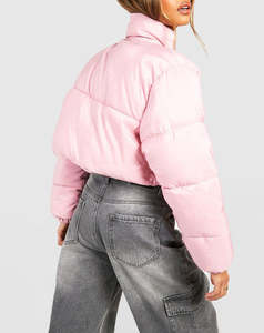 Chaqueta Corta Acolchada Rosa Personalizada para Hombre, OEM |   Relleno de Algodón |   Abrigo Acolchado con Burbujas |   Bordado Frontal |   Chaqueta de Invierno Estilo Shorts - Product Image 2