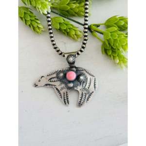 Pendentif en argent sterling avec coquille rose Chimney Butte et ours, serti clos, avec la coquille comme pierre principale - Product Image 1
