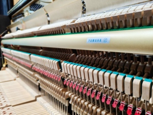 Piano Vertical Yamaha U30BL Negro, Usado en Japón, Teclas Sensibles al Tono, Duradero y Estable, Éxito de Ventas Global - Product Image 4