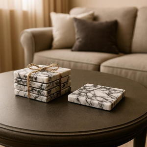 Sous-verres carrés élégants en marbre avec des veines foncées et un enroulement en ficelle. Un cadeau élégant disponible à prix de gros - Product Image 1