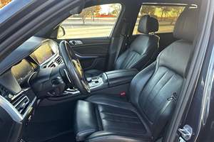 BMW X7 M50i 2020 d'occasion en bon état, 523 ch, V8 biturbo, transmission intégrale, configuration 6 places, non modifiée - Product Image 4