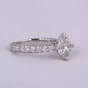 Hermoso y deslumbrante anillo de compromiso para mujer, elaborado en oro blanco de 14 quilates con diamantes cultivados en laboratorio impecables. - Product Image 1