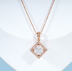 Pendentif en moissanite de 1,00 carat VVS1, design halo princesse, collier en argent sterling 925 pour femmes, bijoux, cadeau pour occasions spéciales - Product Image 3