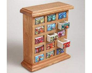 Armoire de rangement en bois de style indien avec 8 tiroirs en céramique, peinture artisanale verte, motifs d'art populaire, par Decor World Expo - Product Image 3