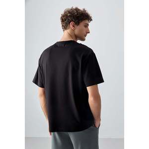 Camiseta Estampada de Corte Holgado para Hombre - Negra, de Algodón Jersey, Textura Gruesa y Suave - 88375 - Product Image 2