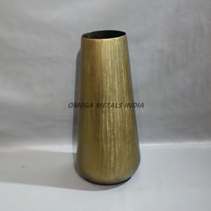 Vases hexagonaux en métal de qualité supérieure au fini argenté texturé avec des motifs sculptés artistiques pour une décoration élégante de la maison et du bureau - Product Image 4