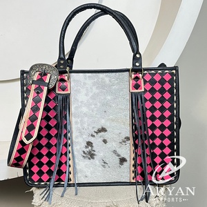 กระเป๋าโท้ทหนังวัวแท้ลายตารางหมากรุกสีชมพูและดำ พร้อมพู่ห้อยไหล่ ดีไซน์เนอร์รุ่นใหม่ล่าสุด ปี 2025 - Product Image 1