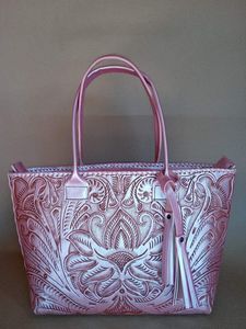 Monederos de cuero tallados a mano con relieve profundo hechos a medida ideales para tiendas de accesorios de moda para reventa - Product Image 4