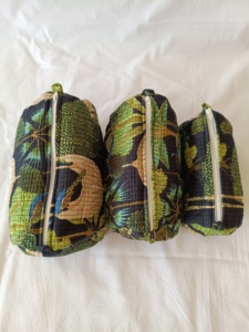 กระเป๋าเครื่องสำอางลายดอกไม้ผ้าฝ้ายแบบควิลท์ ขนาดกลาง/เล็ก กระเป๋าใส่เครื่องสำอางสำหรับเดินทางแบบมีซิป ผู้ผลิต ผู้ค้าส่ง กระเป๋าเครื่องสำอาง - Product Image 1