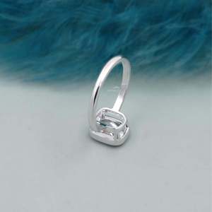 Anillo de Compromiso Solitario con Corte Cojín, Certificado IGI, Oro Blanco con Engaste de Bisel y Diamante para Futura Novia - Product Image 5