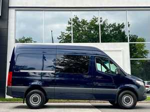 Furgoneta Diésel Sprinter 2024 Azul Metálico - Seminueva en Excelentes Condiciones, Volante a la Izquierda, Asientos Calefactables Oscuros, Neumáticos R18 - Product Image 5