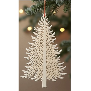 Décoration suspendue de Noël en bois avec sculpture de flocon de neige parfaite pour le style de maison d'hiver d'inspiration scandinave - Product Image 4