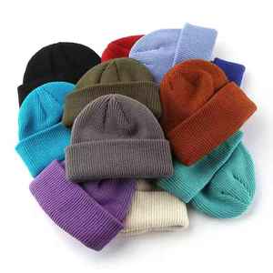Gorro personalizado hecho con tejido de punto grueso que proporciona una excepcional resistencia al frío y un ajuste elástico cómodo para usar durante todo el día. - Product Image 1