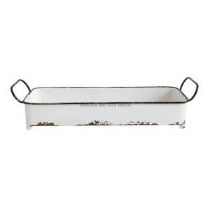 Plateau de service rectangulaire blanc rustique avec garniture noire et poignées robustes idéal pour une décoration intérieure charmante et divertissante - Product Image 1