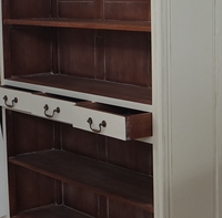 Mueble francés de caoba, librería elegante y desgastada