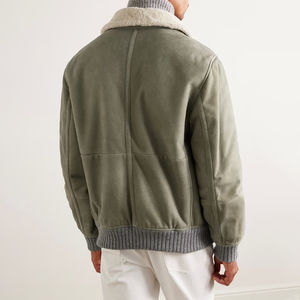 แจ็คเก็ตบอมเบอร์หนังกลับบุขนแกะสำหรับผู้ชาย สีเขียวมะกอก ผลิตตามสั่ง ขายส่ง พร้อมปกและชายเสื้อแบบถักลายนูน - Product Image 4