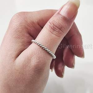 Bague pour femme, bande torsadée simple, bague de méditation, bague anti-anxiété, cadeau de Noël, cadeau d'anniversaire, bijoux faits à la main, bague en argent sterling 925 - Product Image 6
