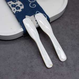 Elegante cuchara hecha a mano de madreperla, perfecta para caviar, postres o decoración. Lujoso, suave y natural. - Product Image 3